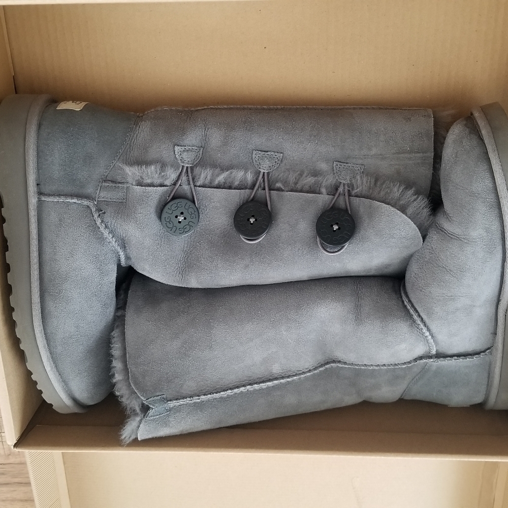 UGG W Bailey Button Triplet 1873 W Grey